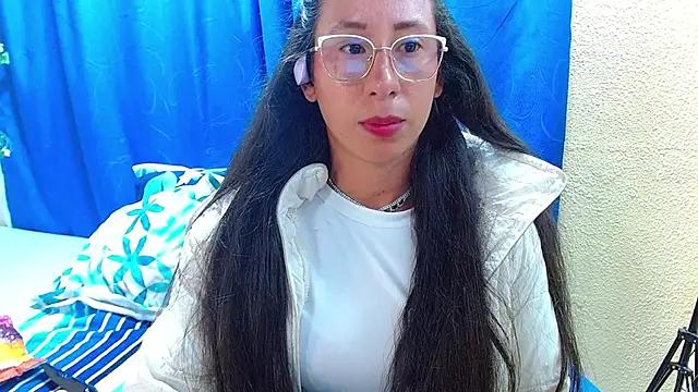 Gia_leinn live cam on StripChat