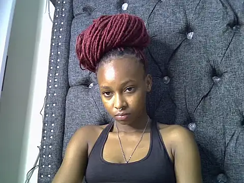 cocolaurah live cam on StripChat