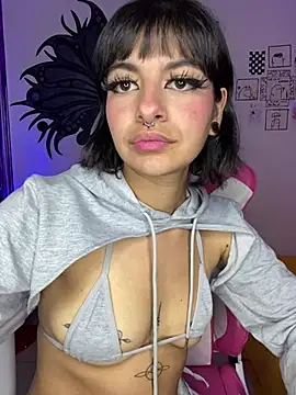 Larah_bell_uwu webcam