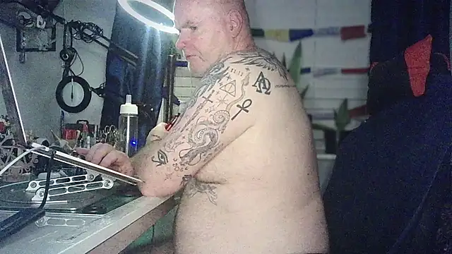 Tattooed_Dilf_01 webcam