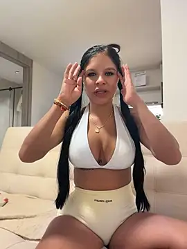 Elara_Luxe live cam on StripChat