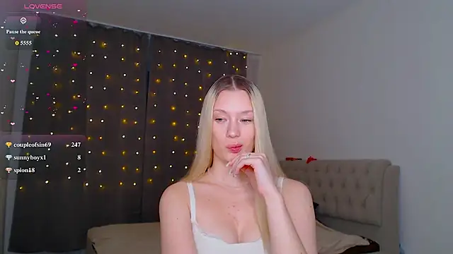 heyblondy live cam on StripChat