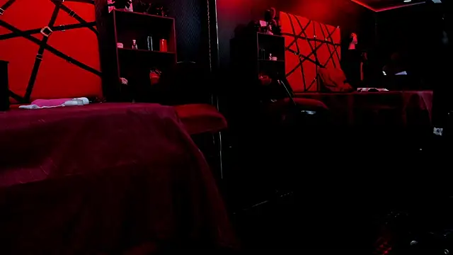 ScarletWais live cam on StripChat