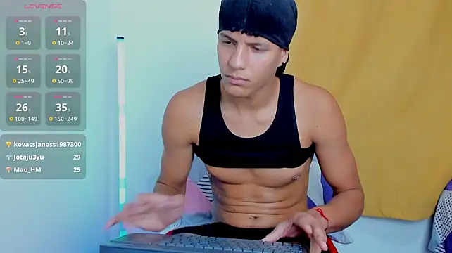 theo_bigcock_ webcam