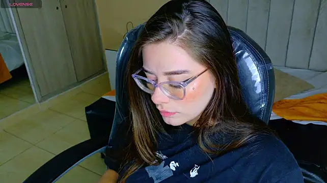 Charlotte_Olsen_ live cam on StripChat