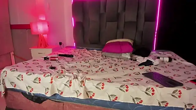 Lindsay_and_Dariksoon live cam on StripChat