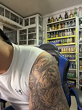 OliverWest04 live cam on StripChat