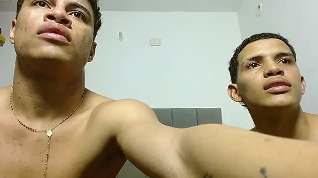 Jose_And_Daniel live cam on StripChat