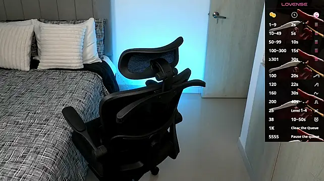 owen-pierces webcam
