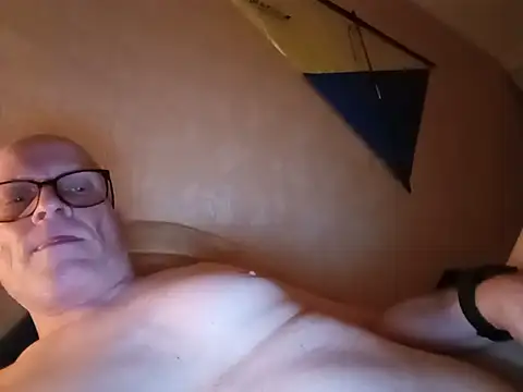 HornyRalfi55215 live cam on StripChat