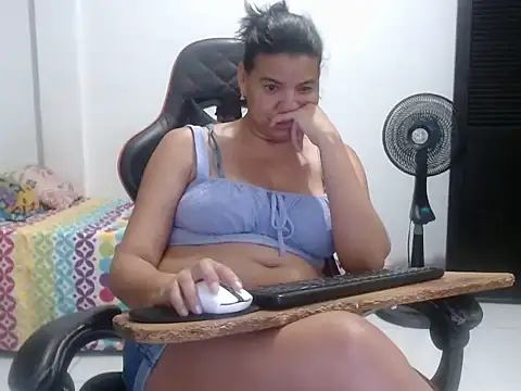 Adriana_0312 live cam on StripChat
