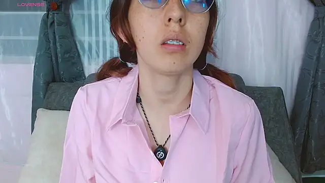 AnnieSparkle live cam on StripChat