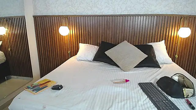 Ariana_Wayne webcam