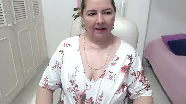 leonela_69 live cam on StripChat