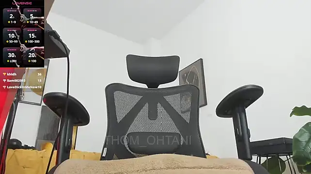 Thom_Ohtani live cam on StripChat