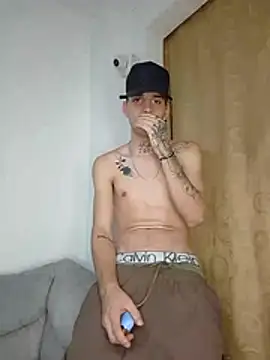 MaxHornyLatin webcam