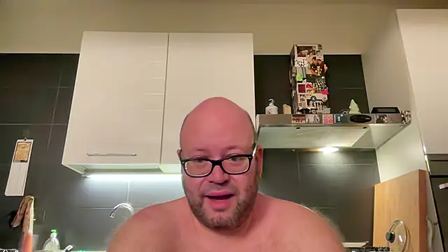 theitalianbear live cam on StripChat