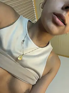Lilybeeth Live Webcam on Stripchat