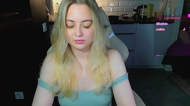 blonde_kellyy webcam