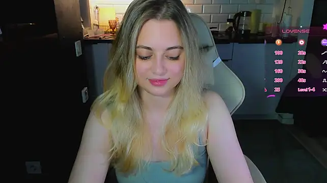 blonde_kellyy live cam on StripChat