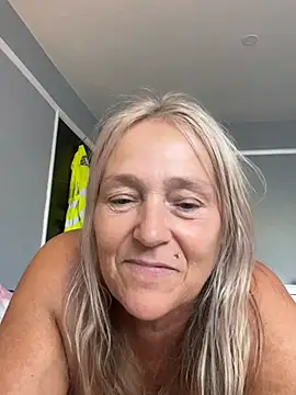 Blondnboujee53 webcam