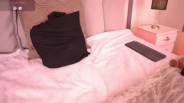 MiaKay1 webcam