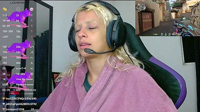 blondegamerr (F young) - show boobs{natural breasts]