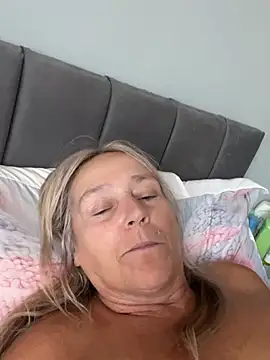 Blondnboujee53 webcam