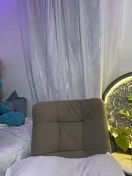 Helleamazing body oil cam room