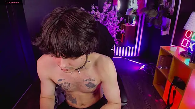 YoungHeartbroker webcam