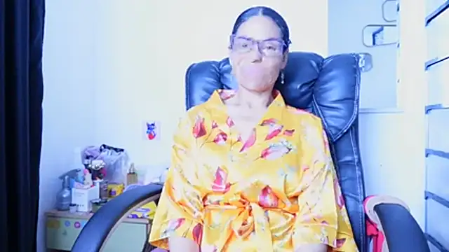 Aries_Mature webcam