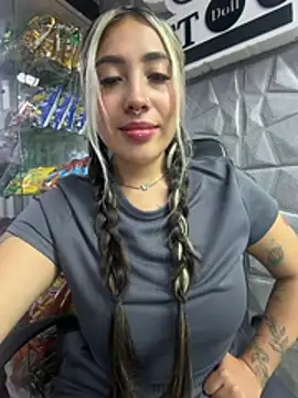 ManuelaVeeleez live cam on StripChat