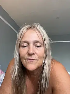 Blondnboujee53 webcam