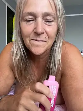 Blondnboujee53 webcam