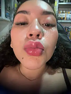 VictoriaaRose live cam on StripChat
