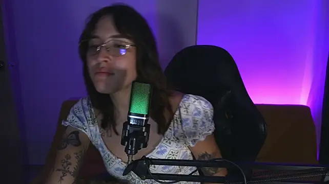 Yuliennegg live cam on StripChat