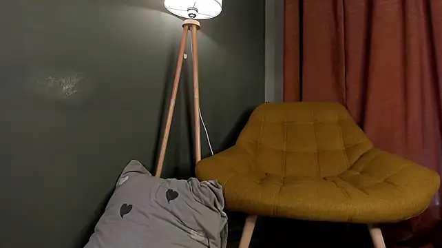 LeyaBloom webcam