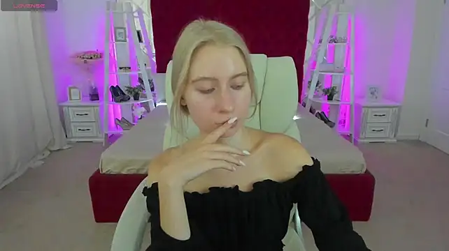 Alina_Blonde live cam on StripChat