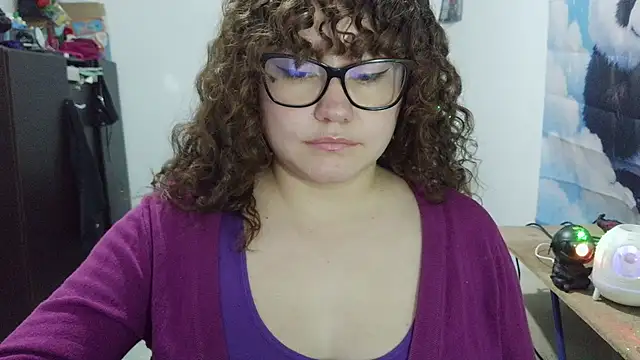 curly_greeneyed webcam