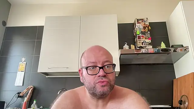 theitalianbear live cam on StripChat