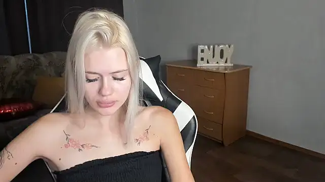 BlondyLedy webcam