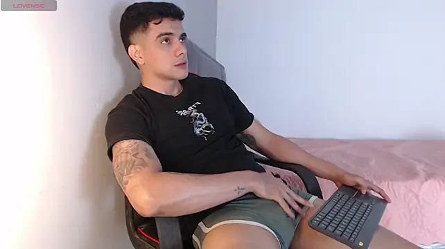 adam_levis17 webcam
