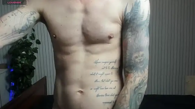 James2Inked live Stripchat room