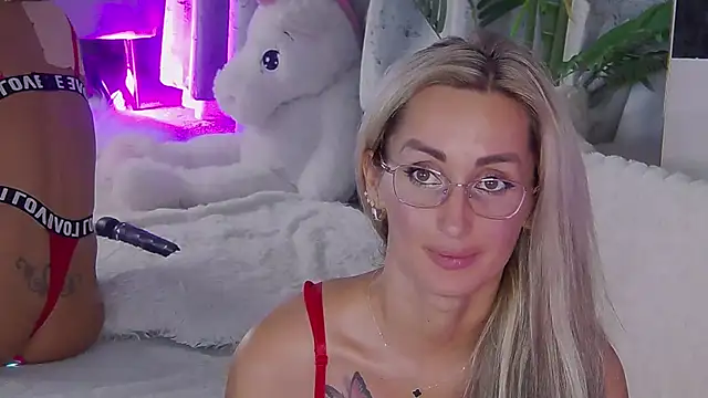 IsabelleEthan live cam on StripChat