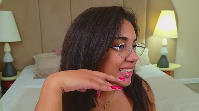 Luna_Cortier live cam on StripChat