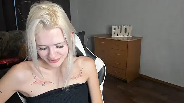 BlondyLedy live cam on StripChat