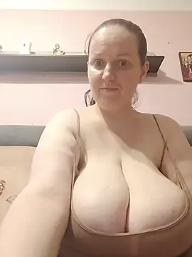 BustyLadyAlma webcam