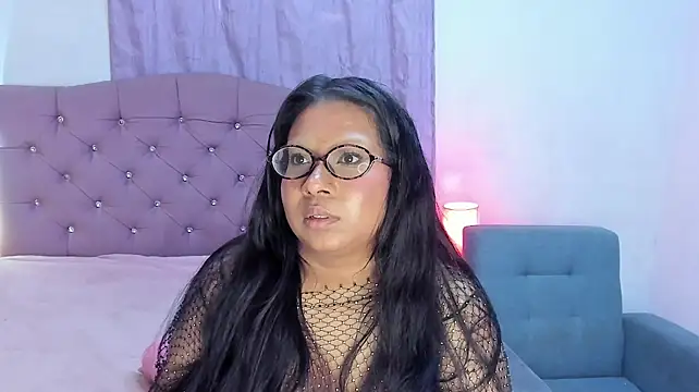 Latinabombsheell curvy big booty model