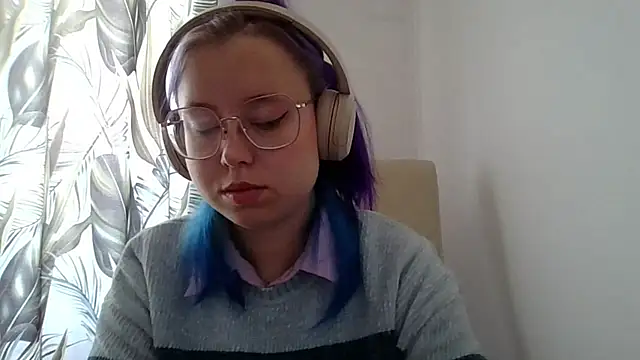 MaddieTeen live cam room