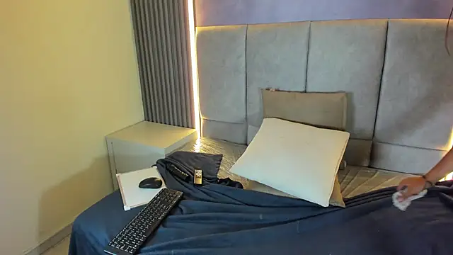 LunaAura live cam on StripChat